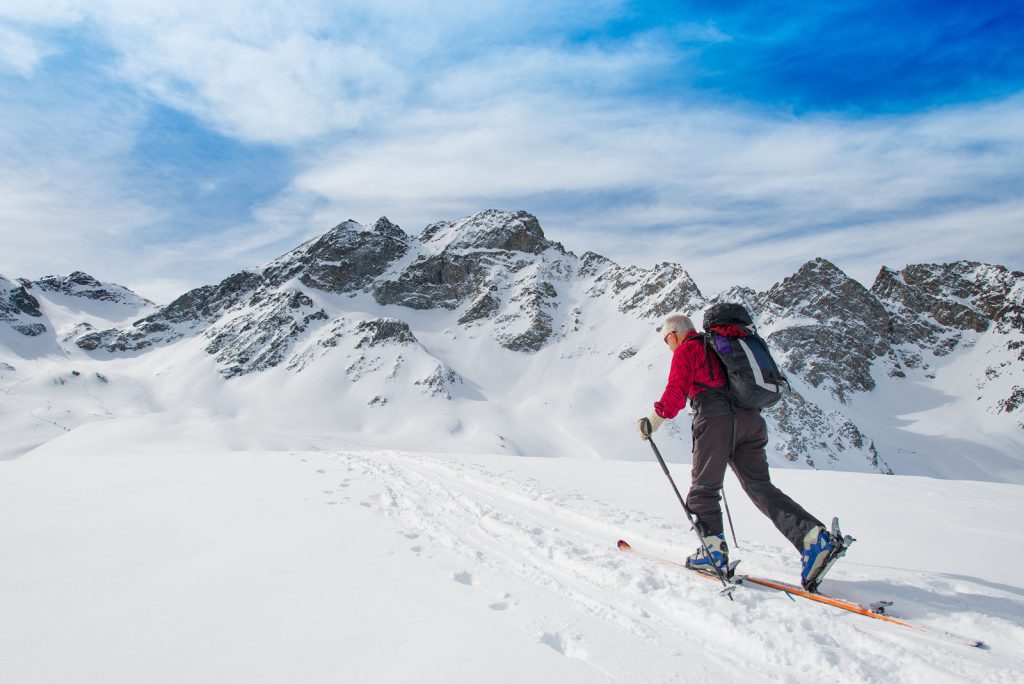 Trasy narciarskie są specjalnie przygotowanymi trasami, które są odpowiednio utwardzone i często zadbane. Są różne rodzaje tras, w tym trasy klasyczne (do techniki klasycznej) i trasy łyżwiarskie (do techniki łyżwiarskiej). Trasy te mogą znajdować się zarówno w ośrodkach narciarskich, jak i w naturalnych rezerwatach lub parkach narodowych.