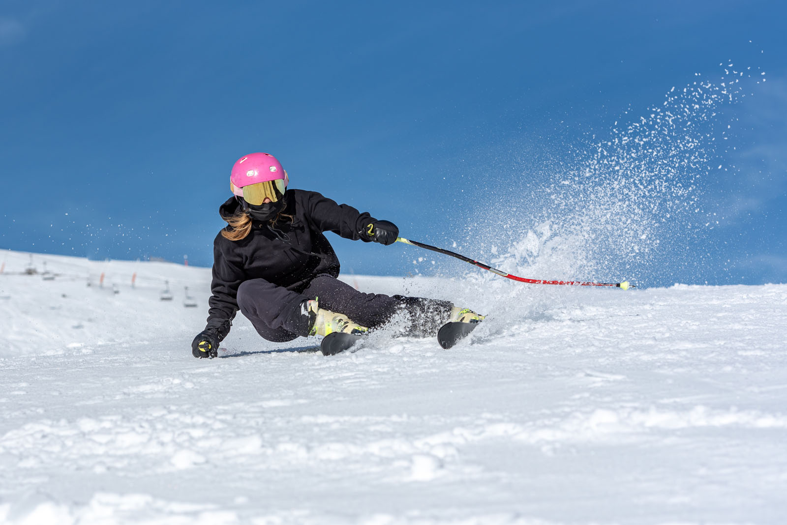 jakie narty wybrać Narty zjazdowe mają wiele zalet, które przyciągają zarówno początkujących, jak i doświadczonych narciarzy. Jednak zanim zaczniesz jeździć na stokach narciarskich, warto zapoznać się z podstawowymi zasadami bezpieczeństwa i podjąć odpowiednie środki ostrożności.